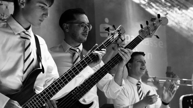Schwarz-Weiß-Aufnahme: Bassist und Gitarrist auf der Bühne