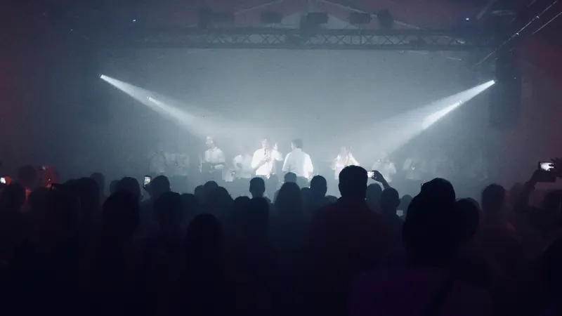 Lichtshow über dem Publikum, die Band in der Ferne