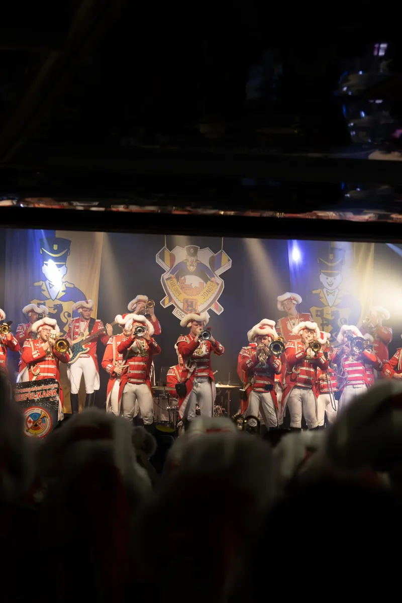 Das ganze Korps in Uniform auf einer großen Bühne