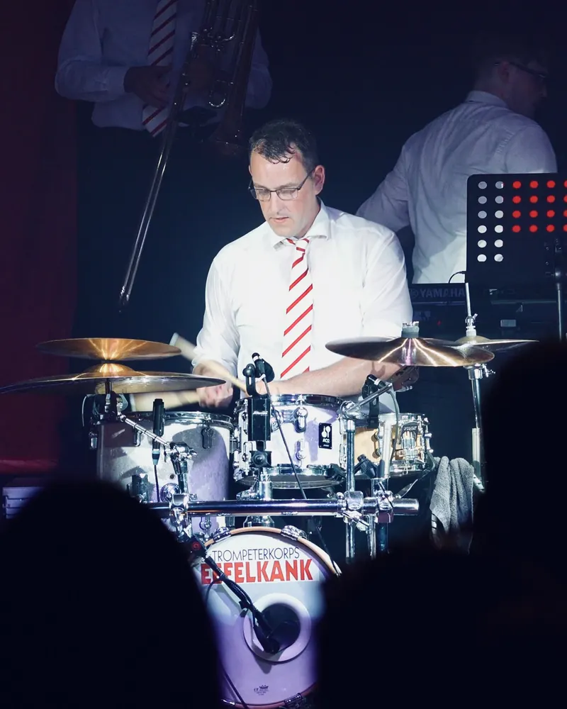 Schlagzeuger hinter einem Drumset mit EEFELKANK-Logo